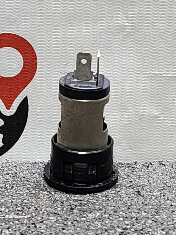 Toma 12 Voltios Encendedor Nissan March 2019 - Image 2