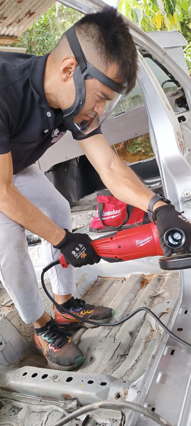 Equipo Carlider trabajando en el despiece de un vehículo