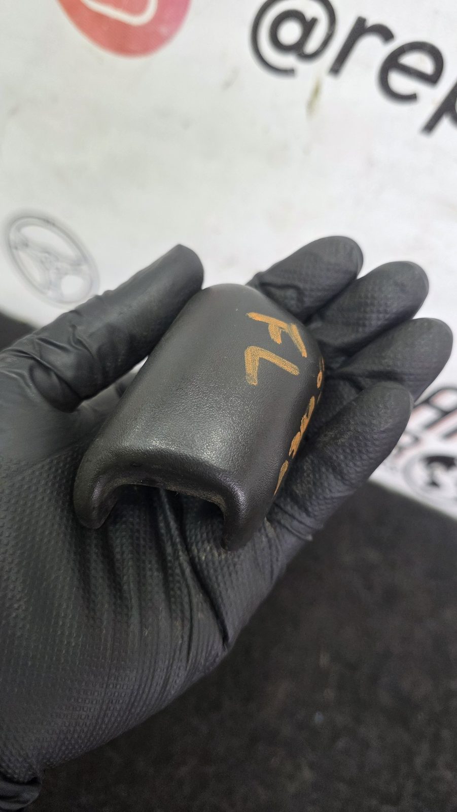 Tapa Cobertor tornillo Cinturon Delantero Izquierdo Chevrolet Aveo GT 1.6 2011 MT