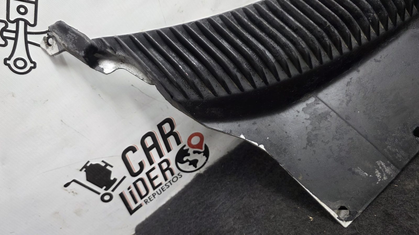 Cobertor derecho Rejilla Brazos Plumilla Nissan Sentra 1.6 1994 MT