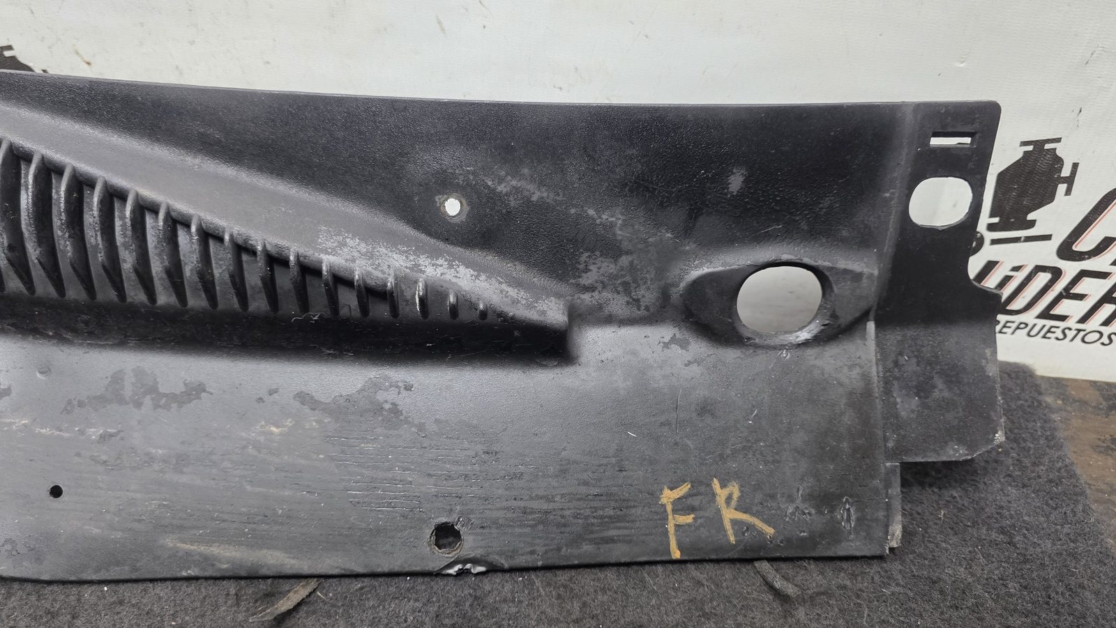 Cobertor derecho Rejilla Brazos Plumilla Nissan Sentra 1.6 1994 MT