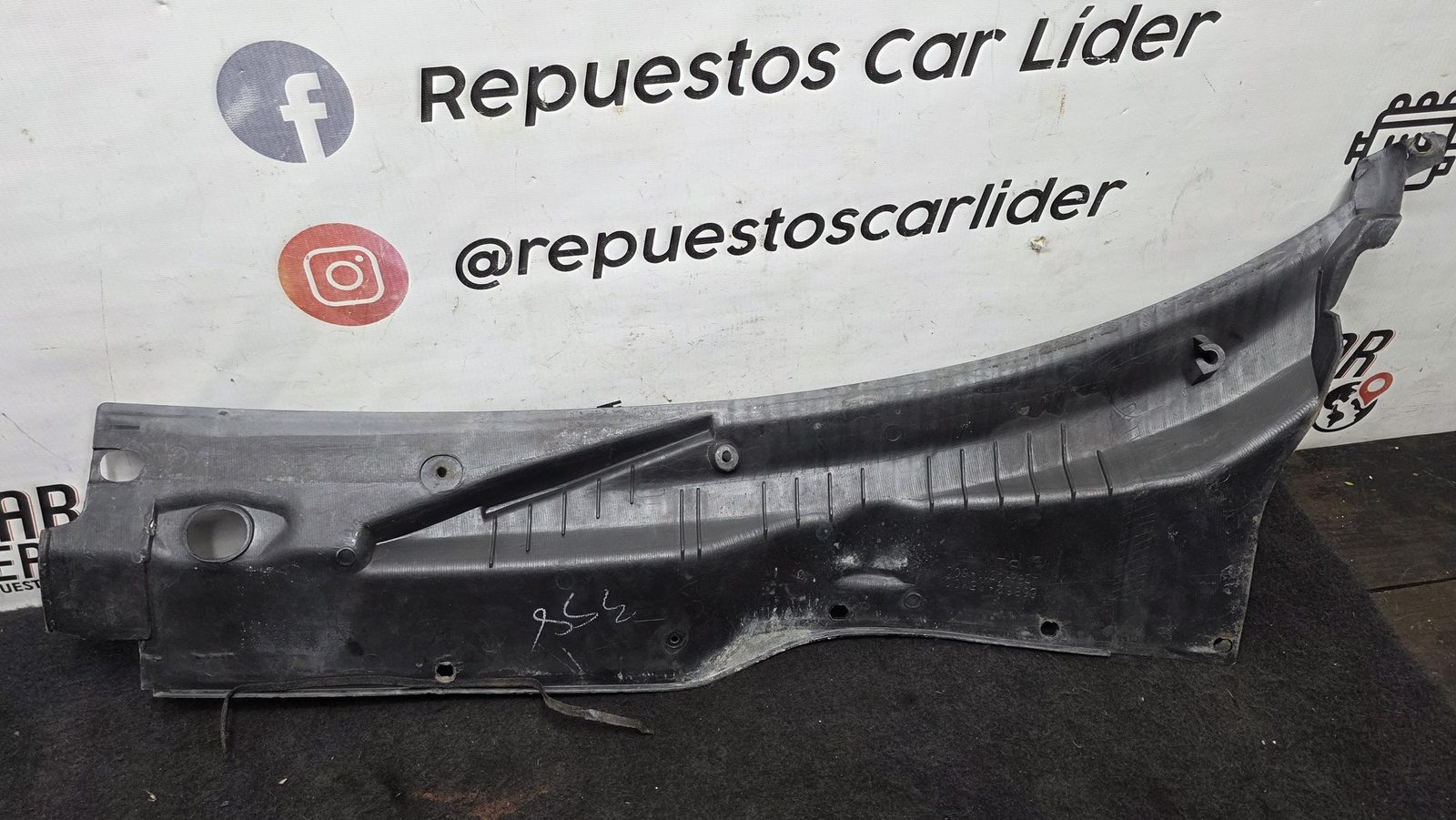 Cobertor derecho Rejilla Brazos Plumilla Nissan Sentra 1.6 1994 MT
