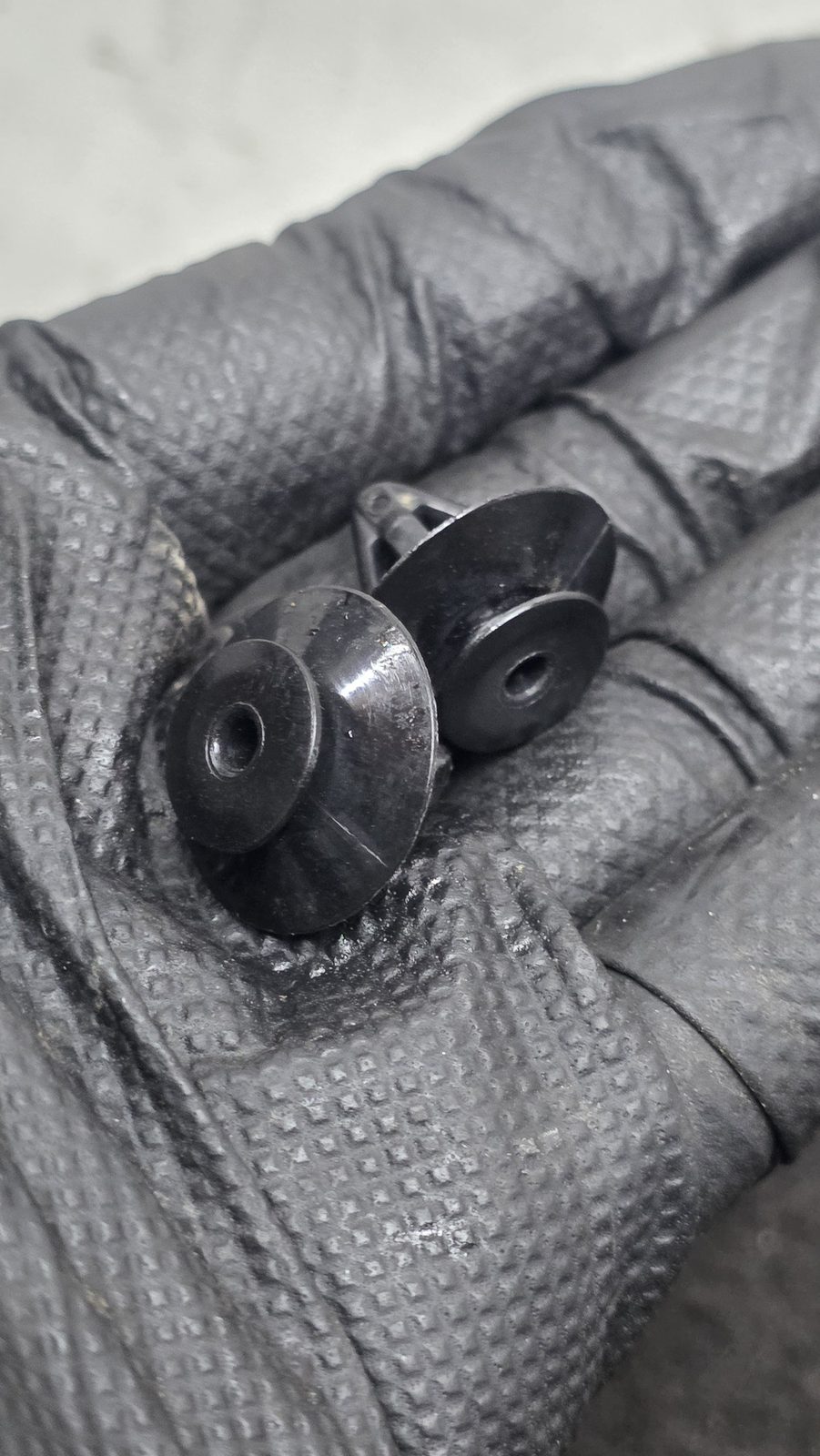 Seguro soporte cobertor trasero superior x2 Chevrolet Aveo GT 1.6 2011 MT